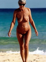 Granny woman shows big tits