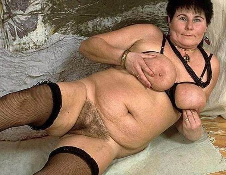 Older slut posing sexy body